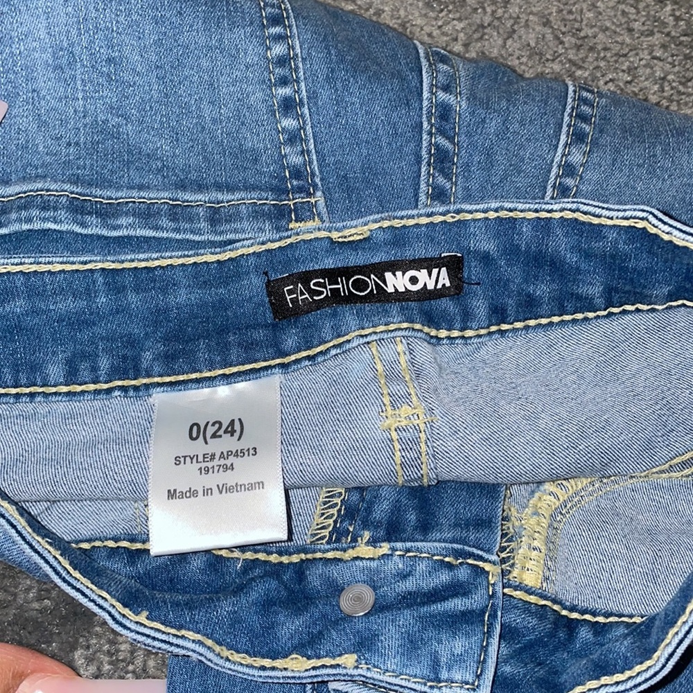 FASHION NOVA RIPPED JEANS - Picture 3 of 3